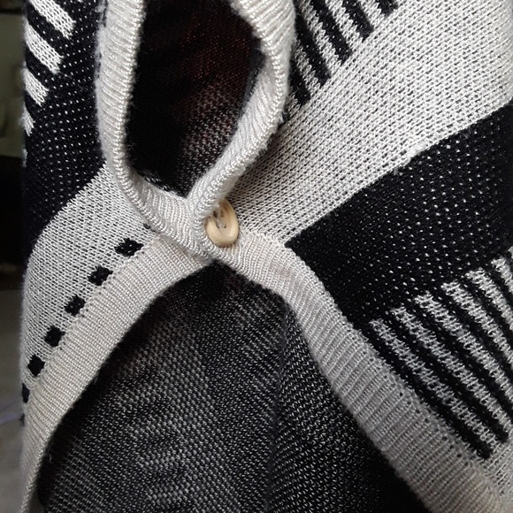 Aztec pattern shawl - Picture 3 of 3